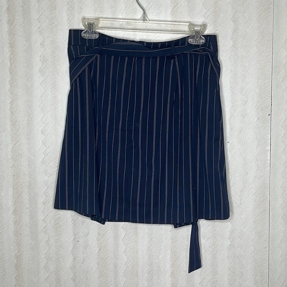 ❤️ 🆕 BANANA REPUBLIC Front-Tie Pinstripe Skirt Color Bold Blue Stripe Size 2 - Picture 7 of 8